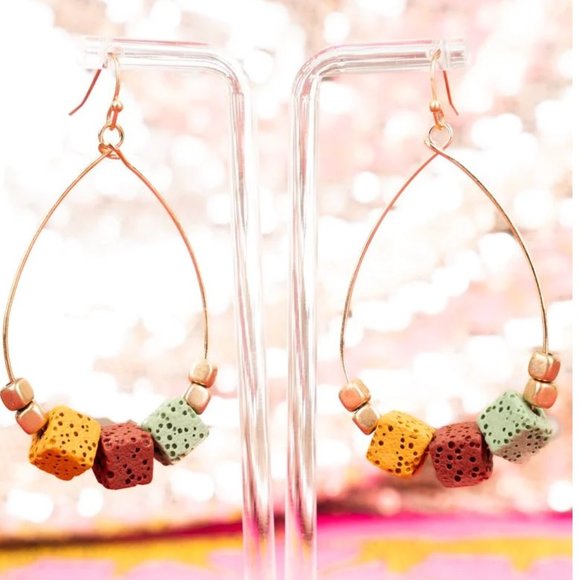 ❤️* NWT  BOUTIQUE   CARSON MULTI LAVA ROCK GOLDTONE TEARDROP EARRINGS - Picture 1 of 1